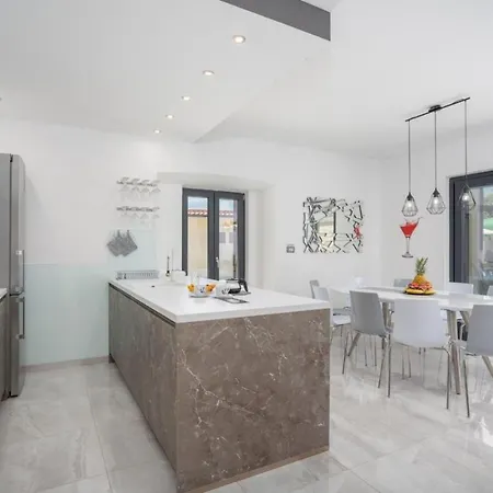 Luxury Ivy Villa